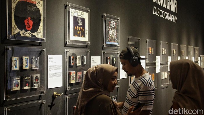 Band rock legendaris God Bless semakin menandai kekuasaannya di dunia musik Tanah Air. Kali ini God Bless membuka pameran di Galeri Nasional.