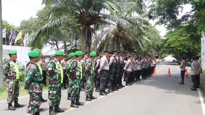 Aparat gabungan melakukan pengawalan rapat pleno di KPU Indramayu