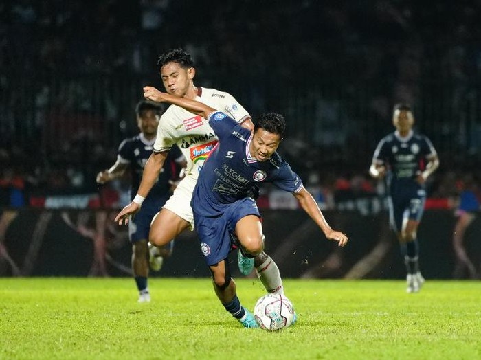 Arema FC akan menantang Persija Jakarta pada pekan ke-26 Liga 1 2023/2024, Senin (26/2/2023). Berikut ini catatan pertemuan kedua klub dalam lima laga terakhir.