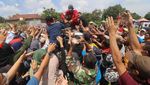 Asyik! Warga Kediri Rebutan 1.500 Durian Gratis