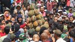 Asyik! Warga Kediri Rebutan 1.500 Durian Gratis