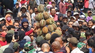 Asyik! Warga Kediri Rebutan 1.500 Durian Gratis