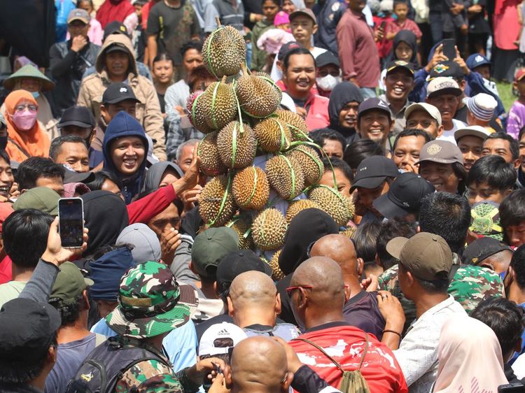 Asyik! Warga Kediri Rebutan 1.500 Durian Gratis