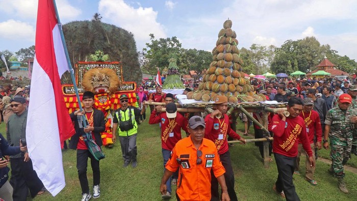 Asyik! Warga Kediri Rebutan 1.500 Durian Gratis Pengunjung berebut gunungan berisi durian saat kegiatan bertajuk Jamboren (jambore duren) di Desa Kebonrojo, Kediri, Jawa Timur, Minggu (25/2/2024). Pesta panen raya durian dengan menyediakan secara gratis 1.500 buah durian yang sebagian telah dikemas dalam 3.000 cup plastik tersebut sebagai perwujudan rasa syukur petani atas panen yang melimpah sekaligus memperkenalkan desa Kebonrojo sebagai sentra penghasil durian lokal berkualitas. ANTARA FOTO/Prasetia Fauzani/foc.