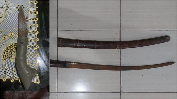 Barang bukti pedang-pisau yang diduga digunakan pelaku untuk membacok korban.