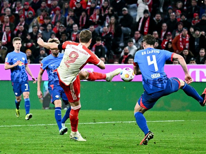 24 February 2024, Bavaria, Munich: Soccer: Bundesliga, Bayern Munich - RB Leipzig, Matchday 23, Allianz Arena. Harry Kane of Munich (l) scores the goal against Willi Orban of Leipzig to make it 2-1. Photo: Tom Weller/dpa (Photo by Tom Weller/picture alliance via Getty Images)
