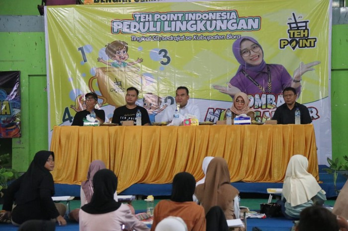 Bupati Blora Arief Rohman tampak asik berdialog dengan peserta lomba menggambar.