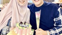 Saat ulang tahun, dr. Shindy dapat kejutan kue dari sang suami. Mereka sama-sama berprofesi sebagai dokter. Foto: Instagram @dr.shindyputri_