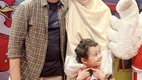 Kalau ini potret dr. Shindy saat merayakan ulang tahun anaknya, Yusuf Habibie. Terlihat kue blackforest menemani momen spesial itu. Foto: Instagram @dr.shindyputri_