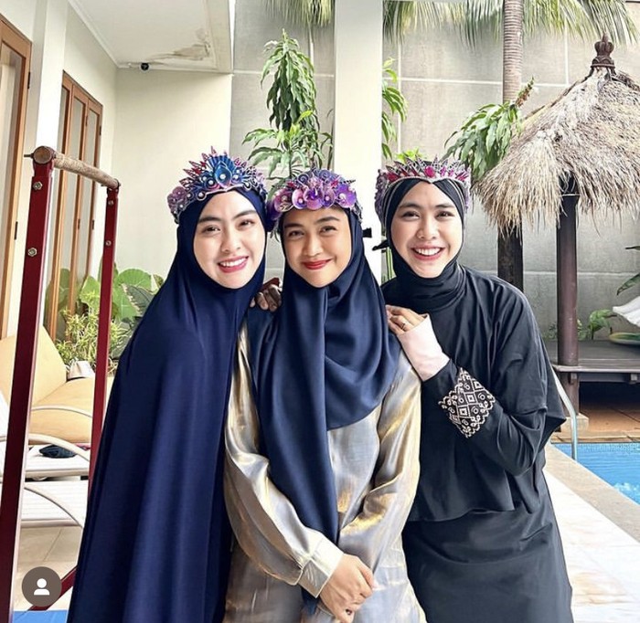 dr. Shindy Putri dr. Shindy Putri, kakak dari Ria Ricis
