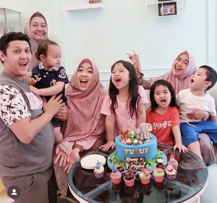 dr. Shindy Putri dr. Shindy Putri, kakak dari Ria Ricis
