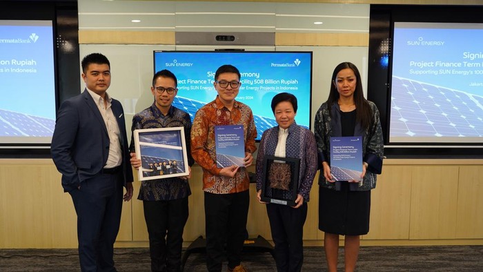 Dukungan Pembiayaan Hijau untuk Capai Net Zero Emission (kiri ke kanan) Dion Jefferson, Deputy CEO SUN Energy dan Evi Hiswanto, Chief of Corporate Banking PermataBank saat simbolisasi penandatanganan Fasilitas Kredit SUN Energy oleh PermataBank. Tren Green Financing atau Pembiayaan Hijau terus mengalami pertumbuhan seiring dengan target pemerintah dalam mencapai Net Zero Emission (NZE) pada 2060 mendatang melalui upaya pendanaan yang menyeimbangkan aspek ekonomi, lingkungan hidup, dan sosial.