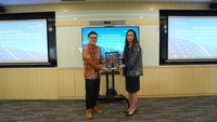 (kiri ke kanan) Dion Jefferson, Deputy CEO SUN Energy dan Evi Hiswanto, Chief of Corporate Banking PermataBank saat simbolisasi penandatanganan Fasilitas Kredit SUN Energy oleh PermataBank. Tren Green Financing atau Pembiayaan Hijau terus mengalami pertumbuhan seiring dengan target pemerintah dalam mencapai Net Zero Emission (NZE) pada 2060 mendatang melalui upaya pendanaan yang menyeimbangkan aspek ekonomi, lingkungan hidup, dan sosial.