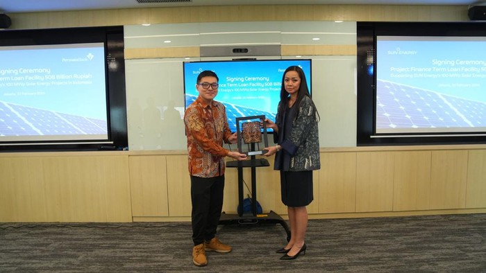 Dukungan Pembiayaan Hijau untuk Capai Net Zero Emission (kiri ke kanan) Dion Jefferson, Deputy CEO SUN Energy dan Evi Hiswanto, Chief of Corporate Banking PermataBank saat simbolisasi penandatanganan Fasilitas Kredit SUN Energy oleh PermataBank. Tren Green Financing atau Pembiayaan Hijau terus mengalami pertumbuhan seiring dengan target pemerintah dalam mencapai Net Zero Emission (NZE) pada 2060 mendatang melalui upaya pendanaan yang menyeimbangkan aspek ekonomi, lingkungan hidup, dan sosial.