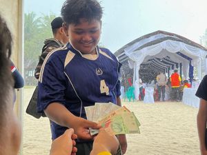 Senyum Lebar Bocah Pulau Derawan, Uang Receh Lusuhnya Berubah Jadi Mulus