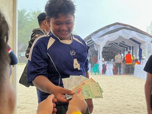 Senyum Lebar Bocah Pulau Derawan, Uang Receh Lusuhnya Berubah Jadi Mulus