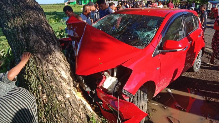 Empat orang sekeluarga boncengan motor di Bolmong tabrakan dengan mobil.