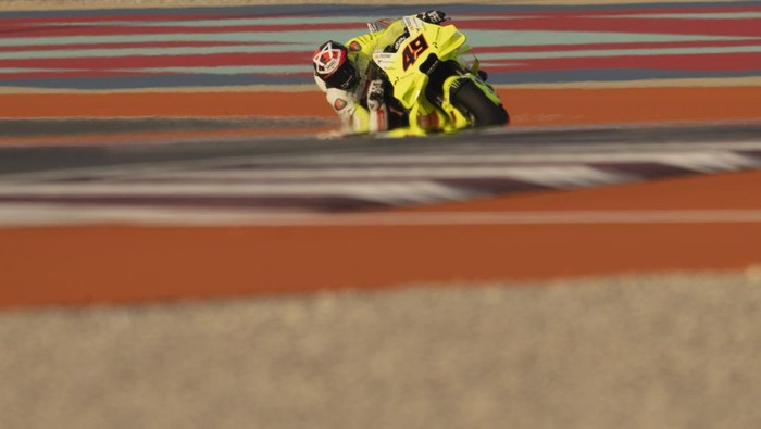 DOHA, QATAR - FEBRUARY 20: Fabio Di Giannantonio of Italy and Pertamina Enduro VR46 Racing Team  rounds the bend during the Qatar MotoGP Official Test at Losail Circuit on February 20, 2024 in Doha, Qatar. (Photo by Mirco Lazzari gp/Getty Images)