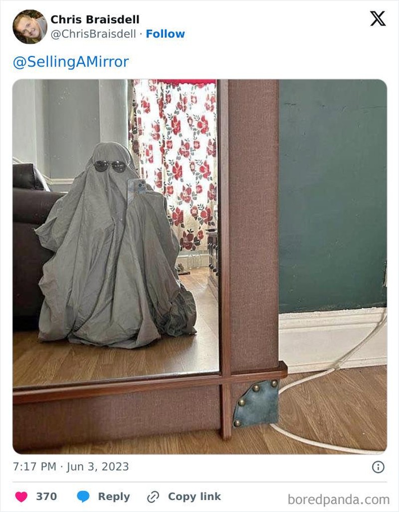 Gambar orang jualan cermin berikut ini benar-benar bikin ketawa geli. Kok jadi begini, ya.