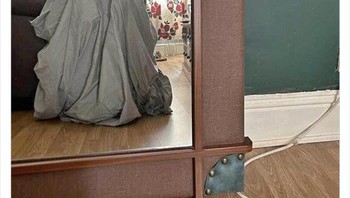 Kalau mau in frame tapi privasinya masih terlindungi, ini trik yang bisa ditiru. Foto: SellingAMirror via Bored Panda