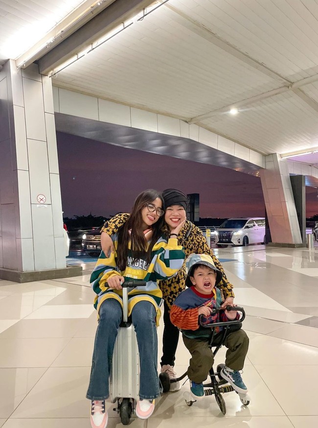 Kepergian Fuji ke Turki tak hanya sekedar untuk berjalan-jalan, melainkan juga bekerja. Meski sang bunda, Dewi Zuhriati hanya mengantar sampai ke bandara, namun Fuji dan Gala tetap terlihat begitu bersemangat akan liburan bersama. Foto: Instagram/@fuji_an