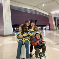 Kepergian Fuji ke Turki tak hanya sekedar untuk berjalan-jalan, melainkan juga bekerja. Meski sang bunda, Dewi Zuhriati hanya mengantar sampai ke bandara, namun Fuji dan Gala tetap terlihat begitu bersemangat akan liburan bersama. Foto: Instagram/@fuji_an