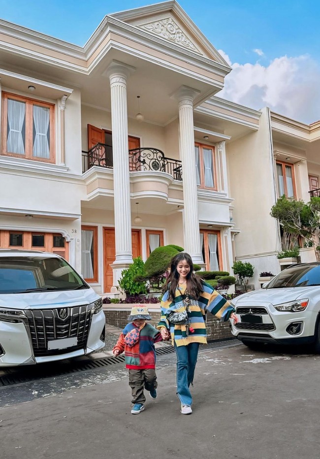 Pasangan tante dan keponakan itu juga terlihat kompak mengenakan sweater bermotif warna-warni. Kegembiraan tampak begitu terpancar dari Fuji dan Gala. Foto: Instagram/@fuji_an