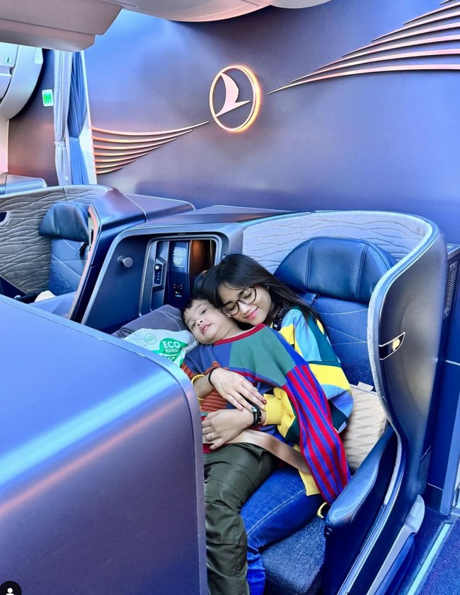 Hanya berdua tanpa ditemani kakek ataupun nenek Gala, Fuji pun liburan sambil momong ponakannya tersebut. Walaupun masih muda, namun Fuji tampak sudah cukup mahir mengurus Gala. Foto: Instagram/@fuji_an