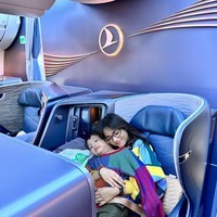 Hanya berdua tanpa ditemani kakek ataupun nenek Gala, Fuji pun liburan sambil momong ponakannya tersebut. Walaupun masih muda, namun Fuji tampak sudah cukup mahir mengurus Gala. Foto: Instagram/@fuji_an