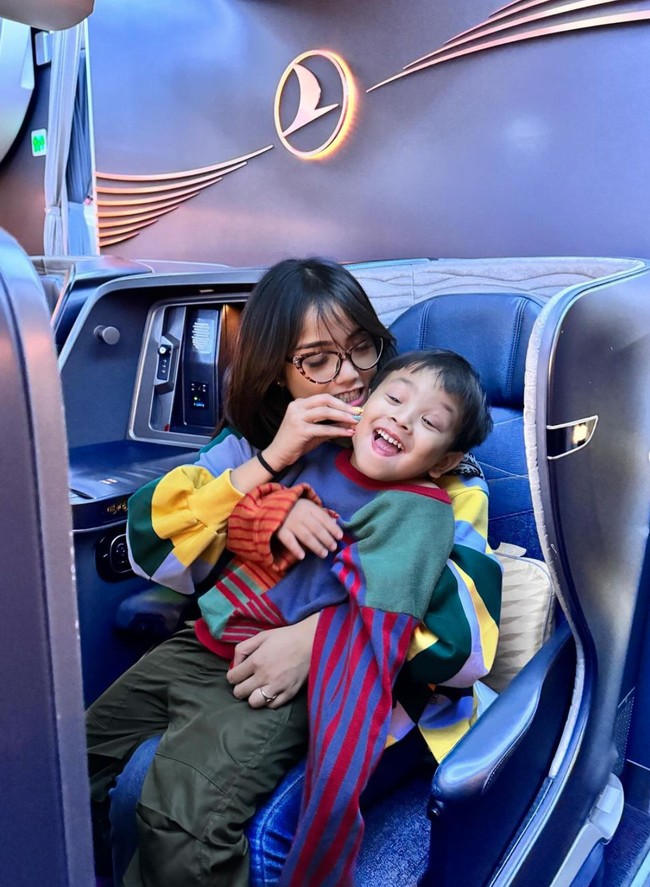 Dalam foto-foto yang dibagikan juga terlihat jelas jika Fuji begitu menyayangi keponakannya itu. Lihat saja gaya keduanya di dalam pesawat saat bercanda bersama. Foto: Instagram/@fuji_an