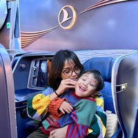 Dalam foto-foto yang dibagikan juga terlihat jelas jika Fuji begitu menyayangi keponakannya itu. Lihat saja gaya keduanya di dalam pesawat saat bercanda bersama. Foto: Instagram/@fuji_an