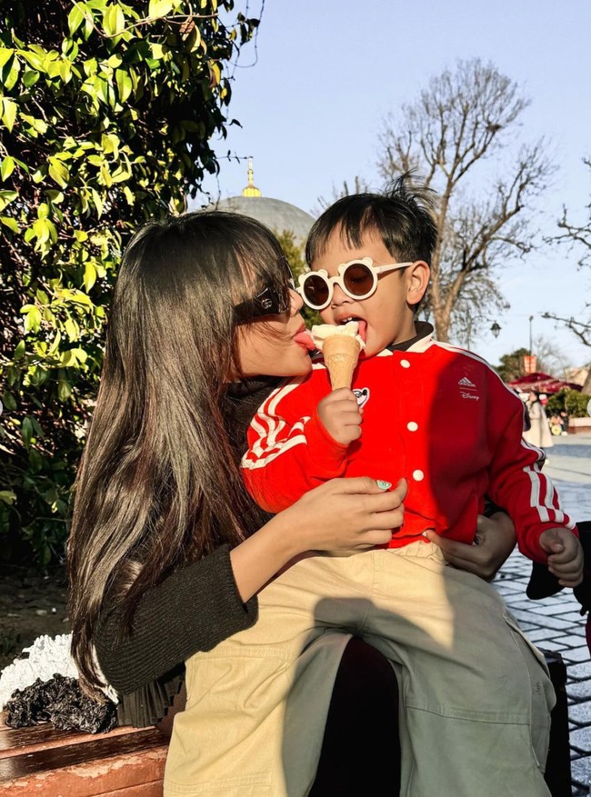 Meski harus sambil momong Gala namun Fuji juga tetap terlihat stylish. Tak sedikit yang memuji penampilannya yang cantik. Foto: Instagram/@fuji_an