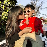 Meski harus sambil momong Gala namun Fuji juga tetap terlihat stylish. Tak sedikit yang memuji penampilannya yang cantik. Foto: Instagram/@fuji_an