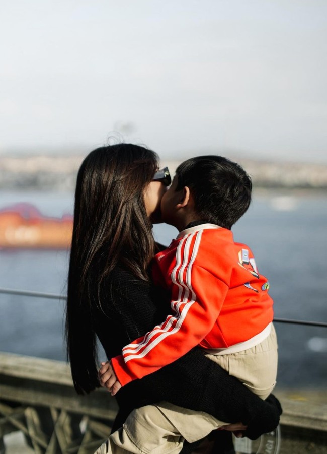 Sambil menggendong Gala, aura mahmud dan rich auntie terpancar dari diri Fuji. Fuji sendiri memang dikenal sangat dekat dengan keponakannya. Foto: Instagram/@fuji_an