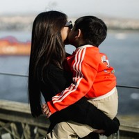 Sambil menggendong Gala, aura mahmud dan rich auntie terpancar dari diri Fuji. Fuji sendiri memang dikenal sangat dekat dengan keponakannya. Foto: Instagram/@fuji_an