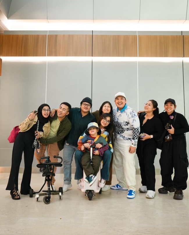 Melalui akun Instagram pribadinya Fuji membagikan foto-foto dirinya yang bertolak ke Turki bersama ponakannya, Gala Sky. Rupanya itu menjadi momen perdana Fuji membawa putra mendiang Bibi Ardiansyah dan Vanessa Angel jalan-jalan ke luar negeri. Foto: Instagram/@fuji_an