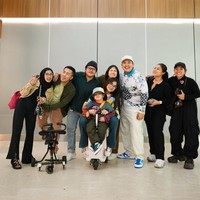 Melalui akun Instagram pribadinya Fuji membagikan foto-foto dirinya yang bertolak ke Turki bersama ponakannya, Gala Sky. Rupanya itu menjadi momen perdana Fuji membawa putra mendiang Bibi Ardiansyah dan Vanessa Angel jalan-jalan ke luar negeri. Foto: Instagram/@fuji_an