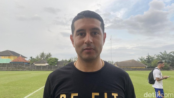 Gelandang PSS Sleman, Esteban Vizcarra, saat sesi latihan, Minggu (25/2/2024).