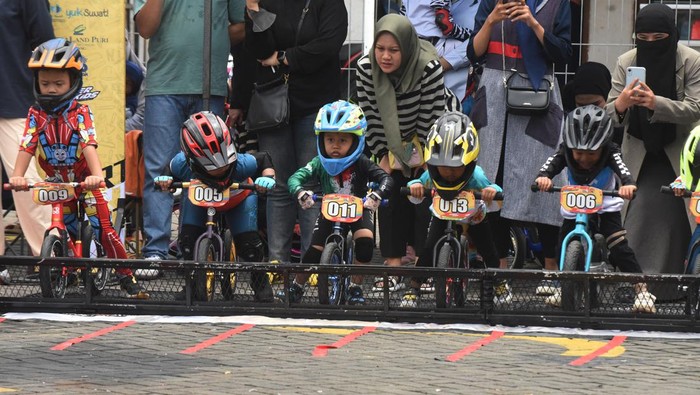 Sejumlah bocah bersiap memacu sepeda dorong (push bike) saat lomba di Sempu Kota Serang, Banten, Minggu (25/2/2024). Lomba sepeda dorong yang diikuti 153 peserta dari berbagai perkumpulan tersebut bertujuan untuk melatih kemampuan motorik dan keseimbangan anak. ANTARA FOTO/Asep Fathulrahman/aww.