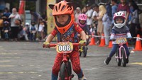 Lomba sepeda dorong yang diikuti 153 peserta dari berbagai perkumpulan tersebut bertujuan untuk melatih kemampuan motorik dan keseimbangan anak. 