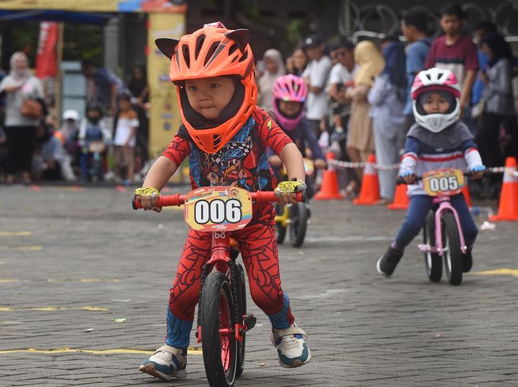 Gemesnya Bocah-bocah Adu Cepat Balap Sepeda Dorong di Serang