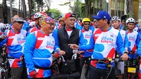 Direktur Utama BTN Nixon LP Napitupulu melakukan flag off untuk melepas peserta gowes bareng dalam rangka HUT ke-74 BTN di Jakarta, Minggu (25/2). 