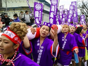 Wanita Pertama di Festival Telanjang Pria Selama 1.250 Tahun