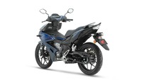 Jika diperhatikan, warna motor bebek kembaran Supra GTR  150 ini tampil lebih maskulin dengan warna biru yang mirip seperti warna biru pesawat-pesawat tentara angkatan udara. Warna ini dikombinasi dengan warna biru cerah pada bagian grafisnya. Foto: Dok. Boon Siew Honda Malaysia