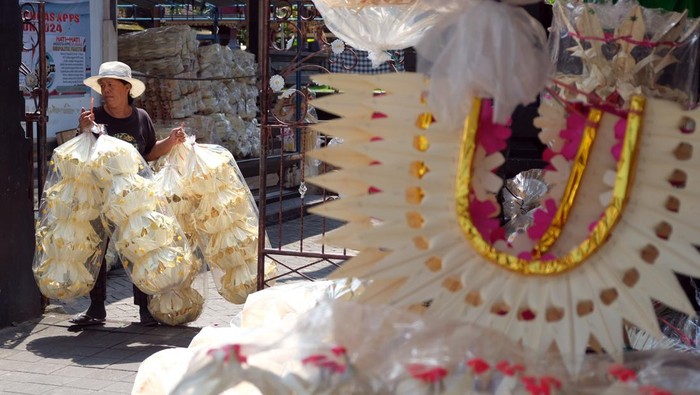 Warga memilih pernak-pernik untuk perlengkapan sesajen saat persiapan menyambut Hari Raya Galungan di Pasar Desa Adat Kapal, Badung, Bali, Minggu (25/2/2024). Menjelang perayaan Hari Raya Galungan yang dilaksanakan pada Rabu (28/2/2024), warga Bali mulai membeli pernak-pernik untuk perlengkapan sesajen dengan harga Rp20 ribu - Rp500 ribu per unit. ANTARA FOTO/Nyoman Hendra Wibowo/aww.