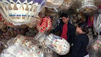 Warga Bali mulai mempersiapkan pernak-pernik untuk perlengkapan sesajen.