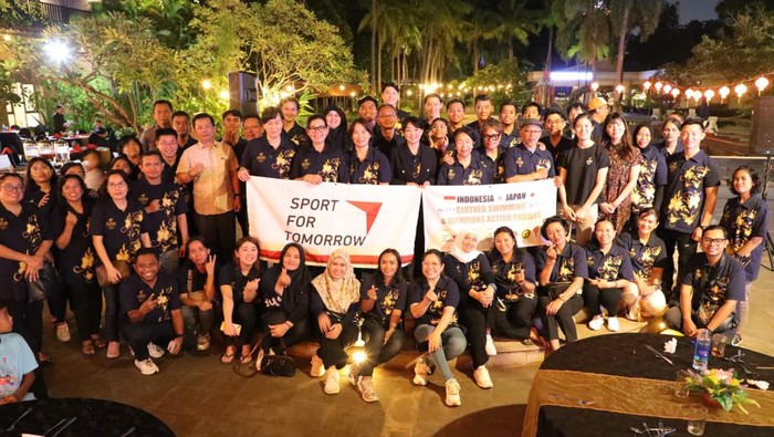 Indonesian Olympian Association (IOA) menggelar kegiatan sosial berupa pelajaran renang dan bersih-bersih sampah di pantai. Kegiatan ini melibatkan sekolah.