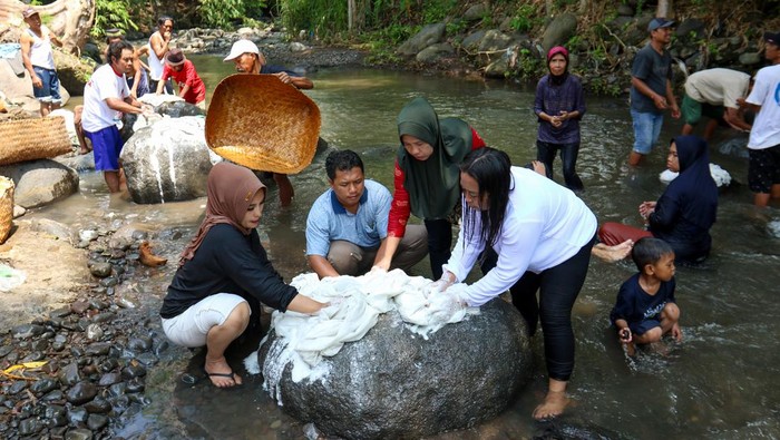 Jelang Ramadan, Warga Suku Osing Gotong Royong Cuci Kain Kafan Warga menjemur lawon atau kain kafan pada ritual resik lawon di Cungking, Banyuwangi, Jawa Timur, Minggu (25/2/2022). Tradisi resik lawon yang digelar setiap bulan Ruwah pada penanggalan Jawa secara turun-temurun oleh warga Suku Osing itu untuk mensucikan diri jelang menghadapi bulan suci Ramadhan. ANTARA FOTO/Budi Candra Setya/aww.
