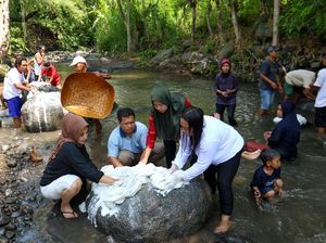 Jelang Ramadan, Warga Suku Osing Gotong Royong Cuci Kain Kafan