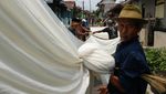Jelang Ramadan, Warga Suku Osing Gotong Royong Cuci Kain Kafan